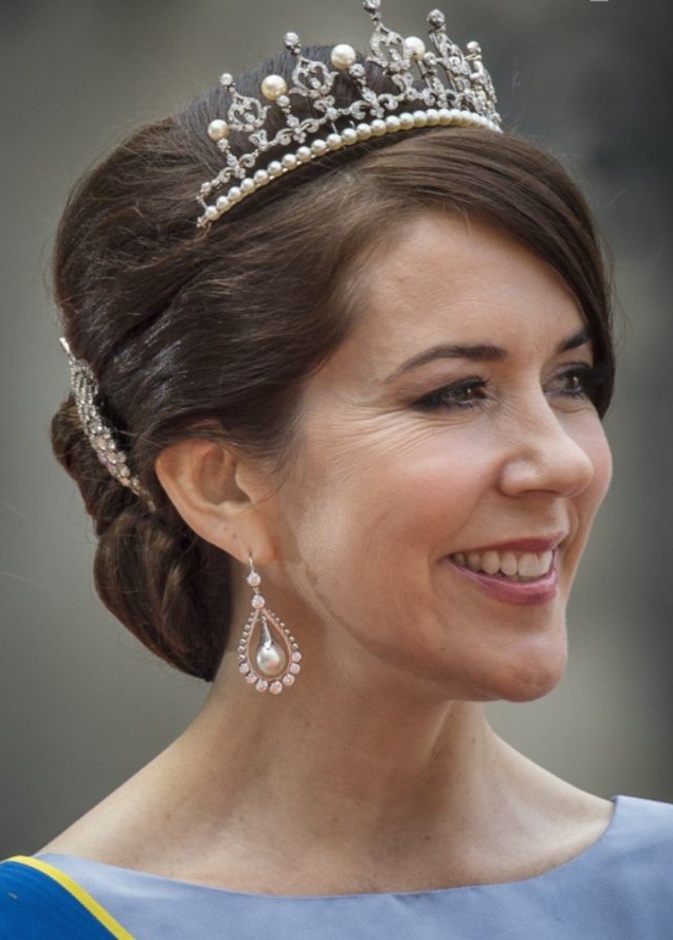 الأميرة ماري تضيف اللؤلؤ أحياناً لتاج زفافها الأنيق