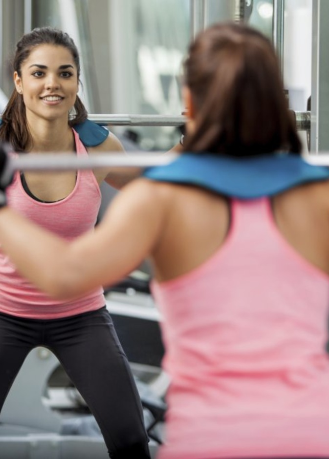 يقوم تمرين السكوات بتحريك كافة عضلات الجسم و تقويتها