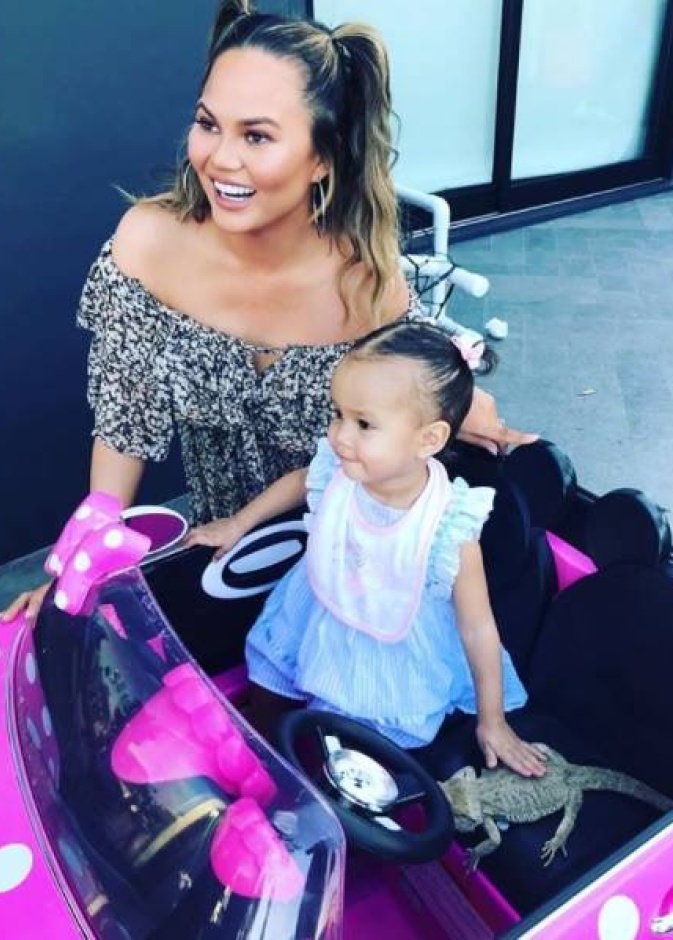 كريسي تيغن مع ابنتها لونا ورفيقها الجديد من الزواحف!