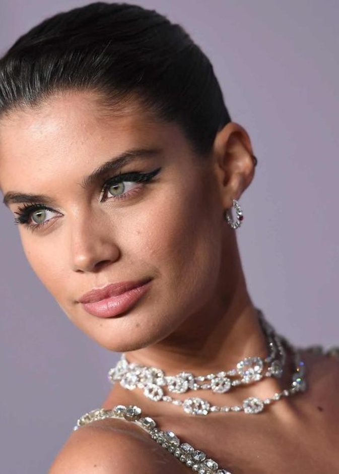 سارة سامبايو ترتدي عقد شوبارد في حفل amfAR 2018