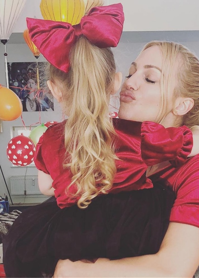 مريم أوزرلي وابنتها