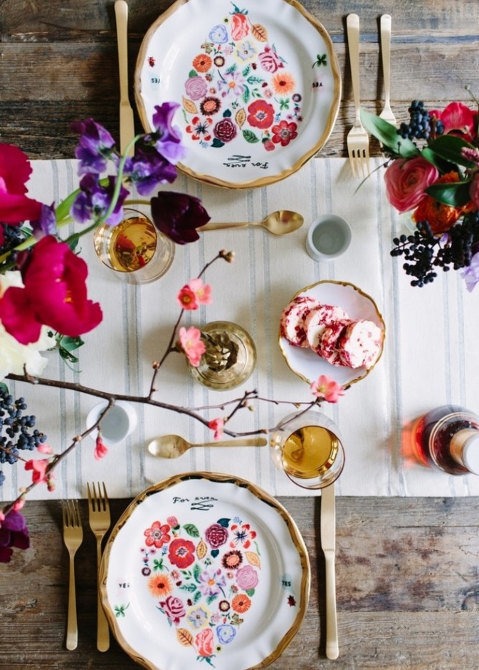 الشموع لإنارة مائدة الطعام في يوم الحب