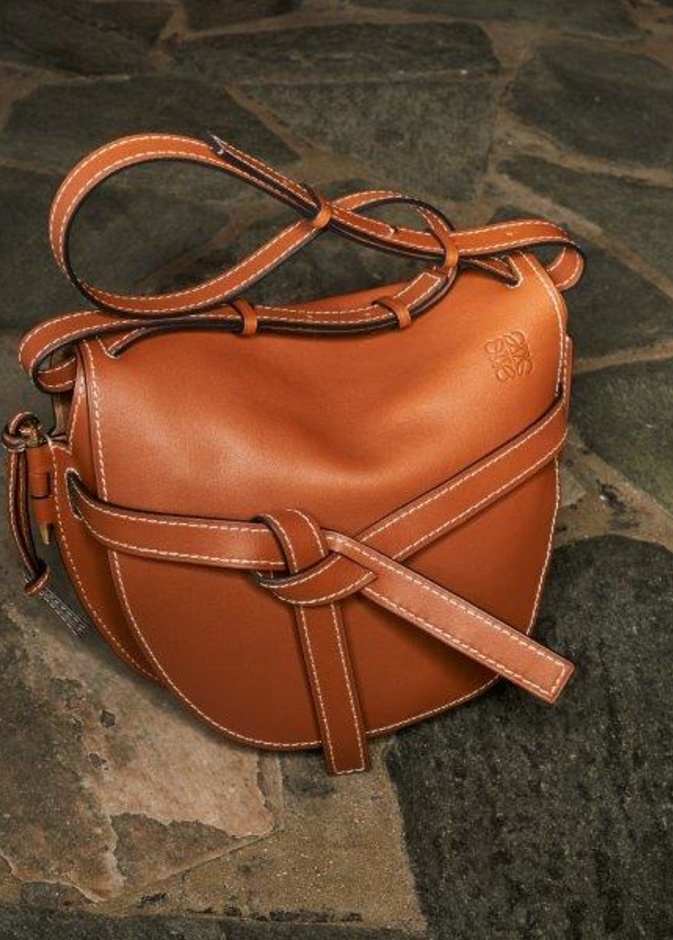 حقيبة Gate الجديدة من Loewe.. تصميم جذاب وعملي