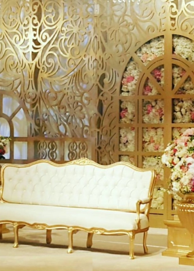 كوشة مميزة بخلفية الورد