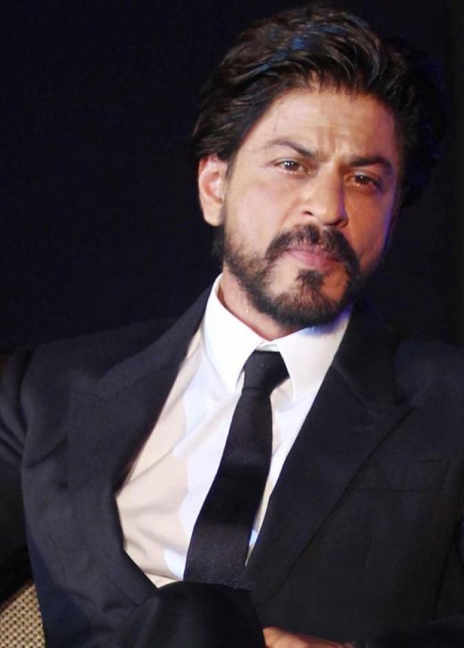 شارخان يقفز في حمام السباحة