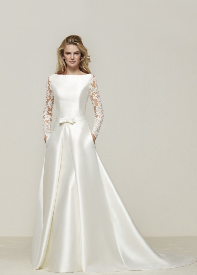 فستان من الساتان والدانتيل من برونوفياس