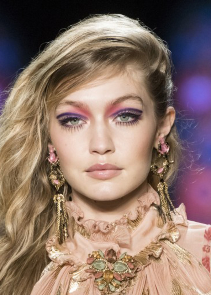 شفايف قوية وداكنة بأسلوب Cushnie et Ochs