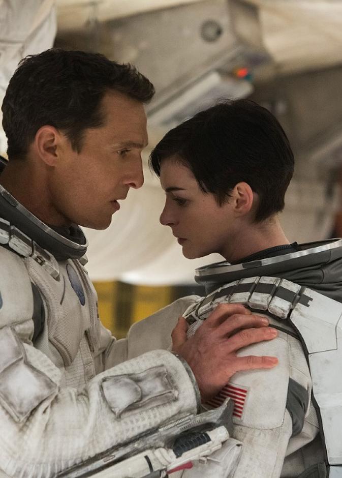 ماثيو ماكونهي وآن هاثاواي في INTERSTELLAR