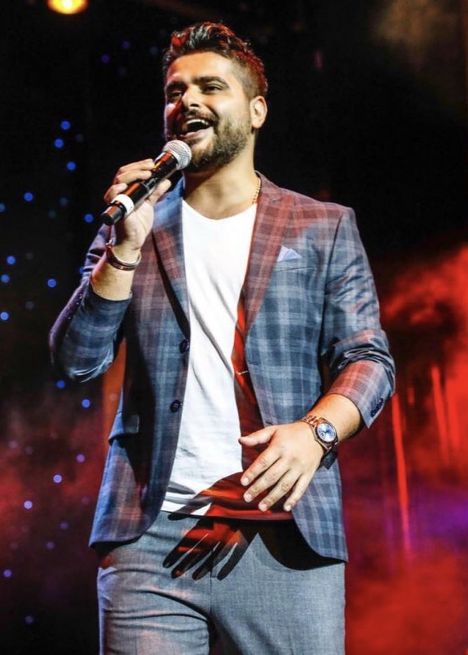 يختار ناصيف زيتون الجاكيت الجلد لاطلالاته العصرية