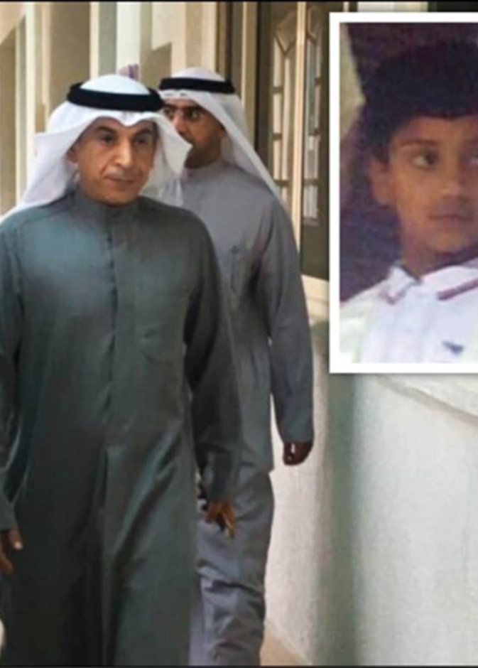 الطالب المتوفى عيسى البلوشي أثناء إحدى الحفلات المدرسية