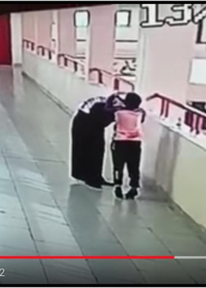 فيديو معلم يقوم بانقاذ حياة طالب الاكثر تفاعلا في المواقع الاجتماعية