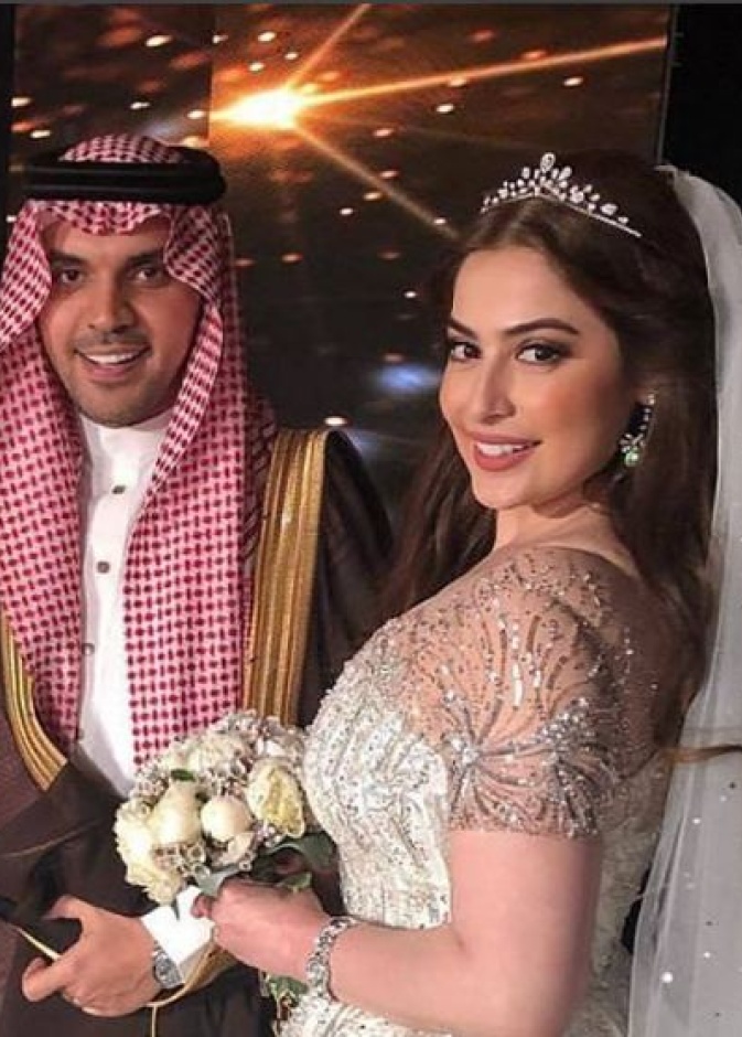 العروسان مع الممثلة البحرينية هيفاء حسين