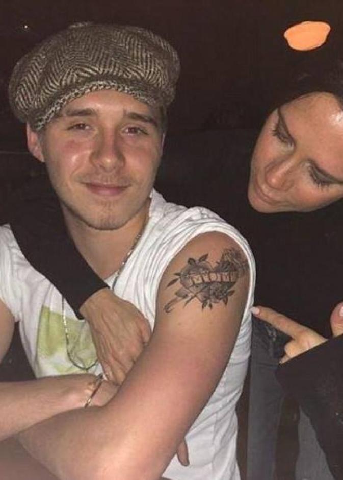 فيكتوريا بيكهام سعيدة بتاتو ابنها الجديد الذي يحمل اسم mom