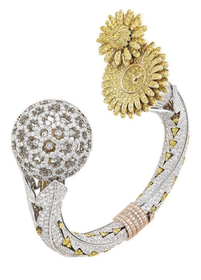 ساعة يد من بولغاري من الذهب الأبيض والماس والزمرد