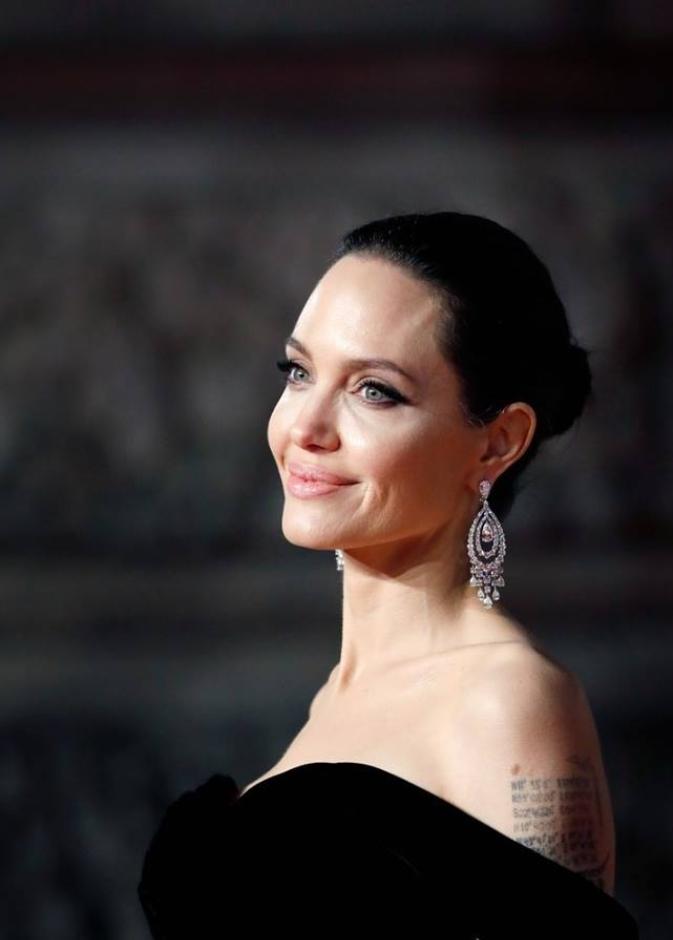 تألقت الجميلة Angelina Jolie بمكياج ساحر حافظت من خلاله على جمال البشرة
