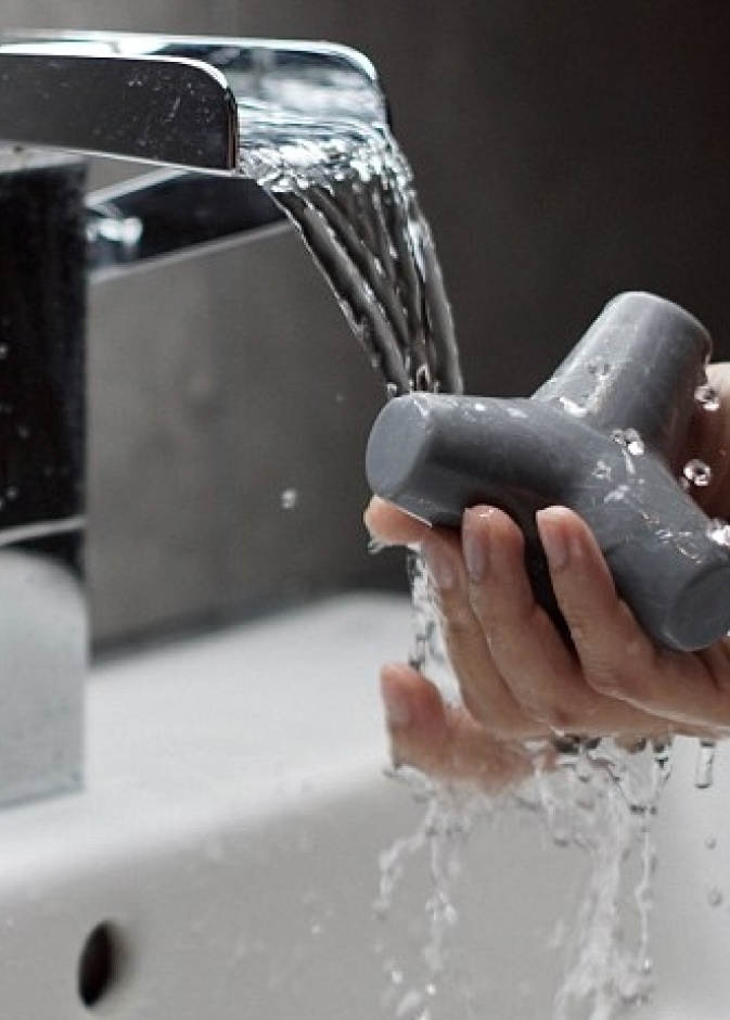 مخترع يقوم بابتكار صابون لا ينزلق من اليدين أثناء الاستحمام