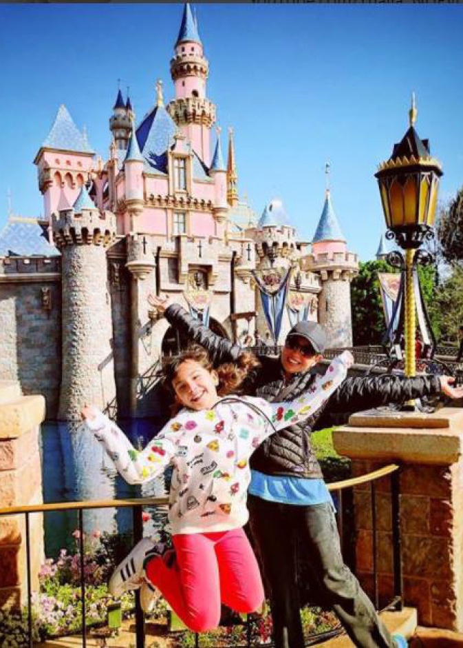 النجمة المكسيكية تاليا تقضي أوقاتا ممتعة برفقة ابنتها في ديزني لاند