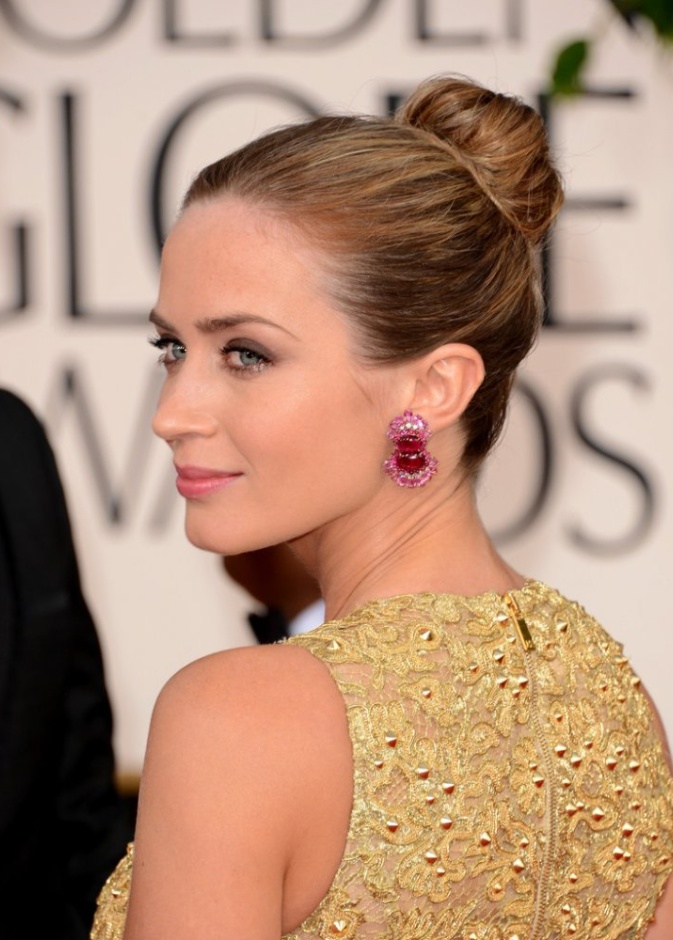 اطلالات لـ إميلي بلانت بالأقراط الفاخرة