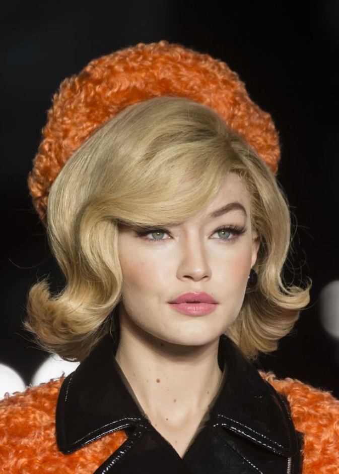 صيحة الايلاينر الاسود من Moschino