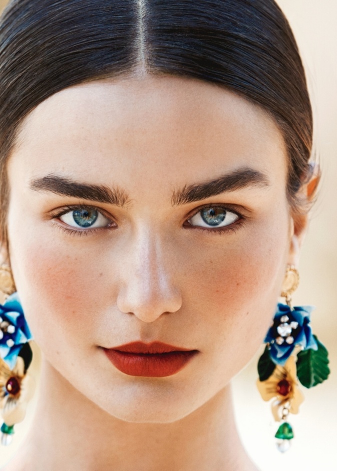 يمكن لصاحبات الوجه البيضاوي، اختيار أي رسمة للحواجب