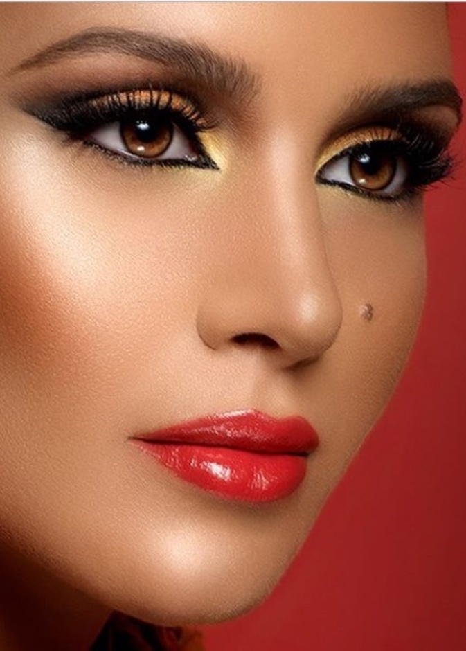 مكياج ذهبي مع لمسات حمراء دافئة لعروس 2018.