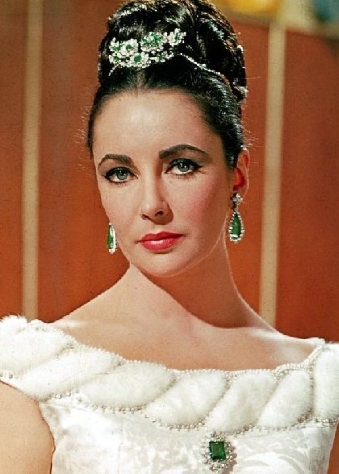 قلادة من بولغاري هدية من زوجها ريتشارد بيرتون