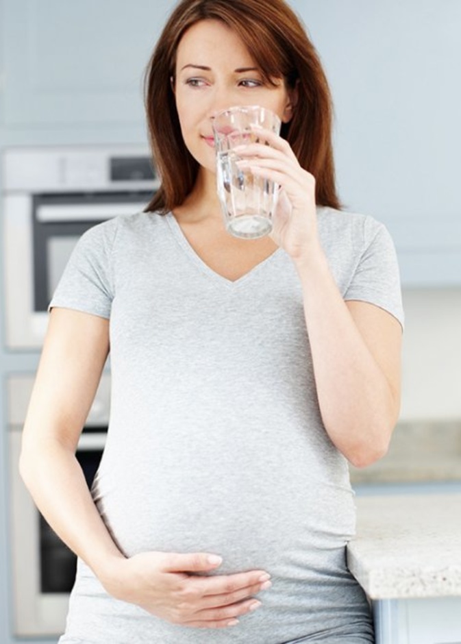 تناولي الماء بكميات قليلة على دفعات كثيرة على مدار اليوم للتغلب على الجفاف وليس العكس