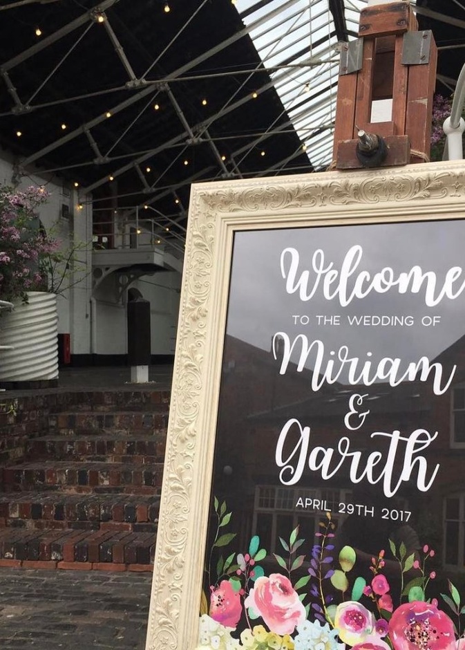 المرايا الكبيرة و الستائر تزين مدخل قاعة حفلات الزفاف