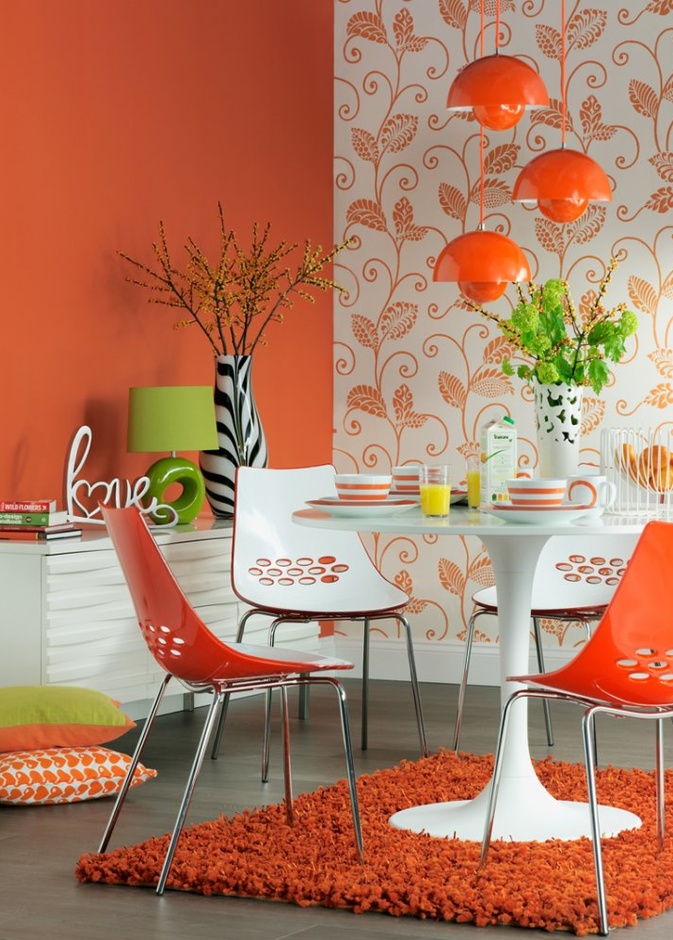 اللون البرتقالي لديكور مودرن لركن المدفأة