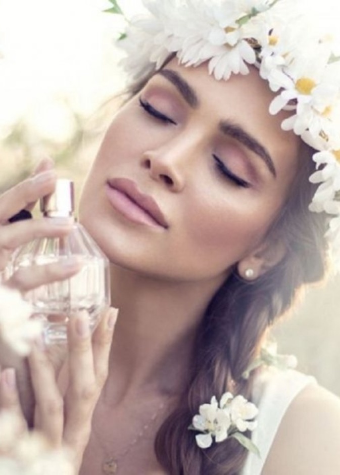 ضعي العطر على يديك عند منطقة النبض