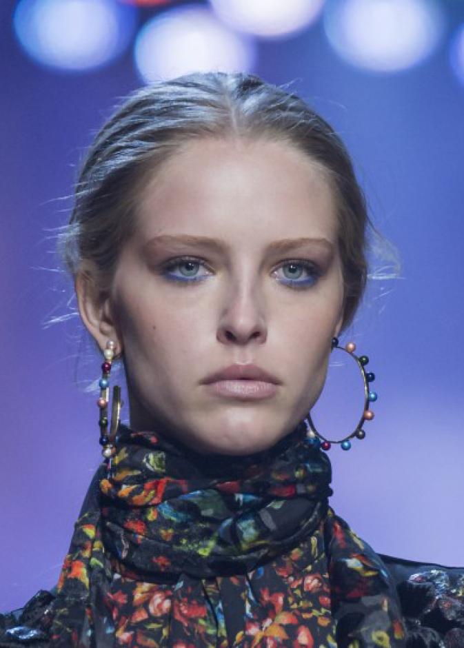 مكياج ساحر مع الخطوط الزرقاء على الجفون السفلى من Elie Saab
