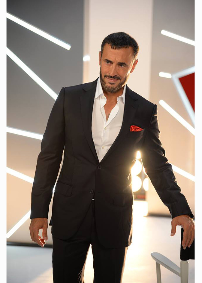 كاظم الساهر بوشاح أنيق