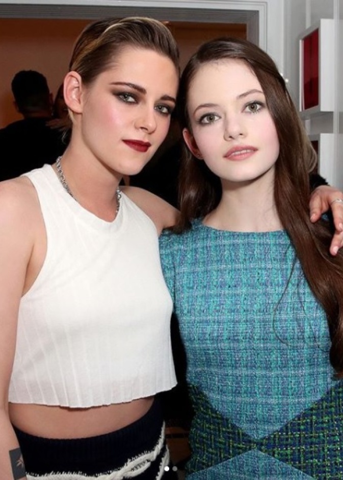 كريستين ستيوارت مع الممثلة التي كانت طفلتها في الجزء الثاني من Breaking Dawn قبل 5 سنوات!! 