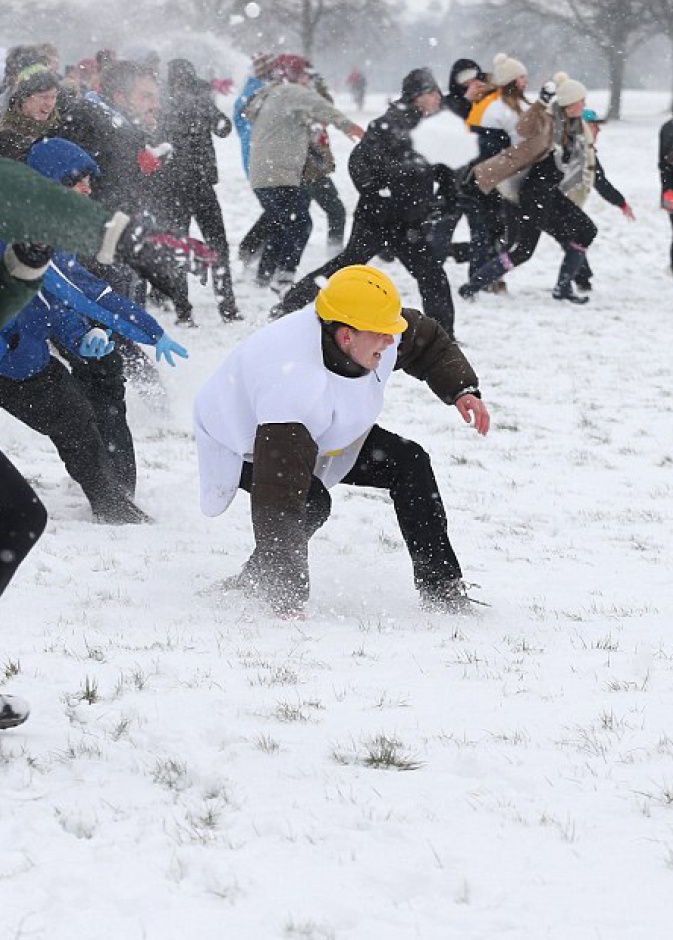الطقس السيئ لم يمنع سكان برستل من اللعب في الثلج