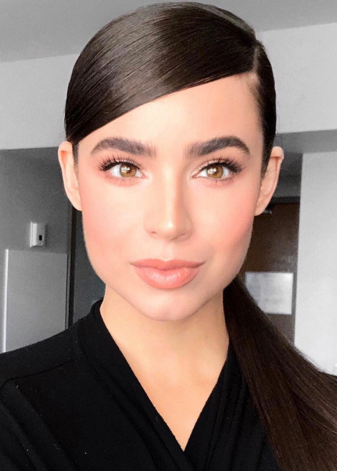   Sofia Carson بمكياج ناعم مع تسريحة شعر ذيل الحصان البسيطة