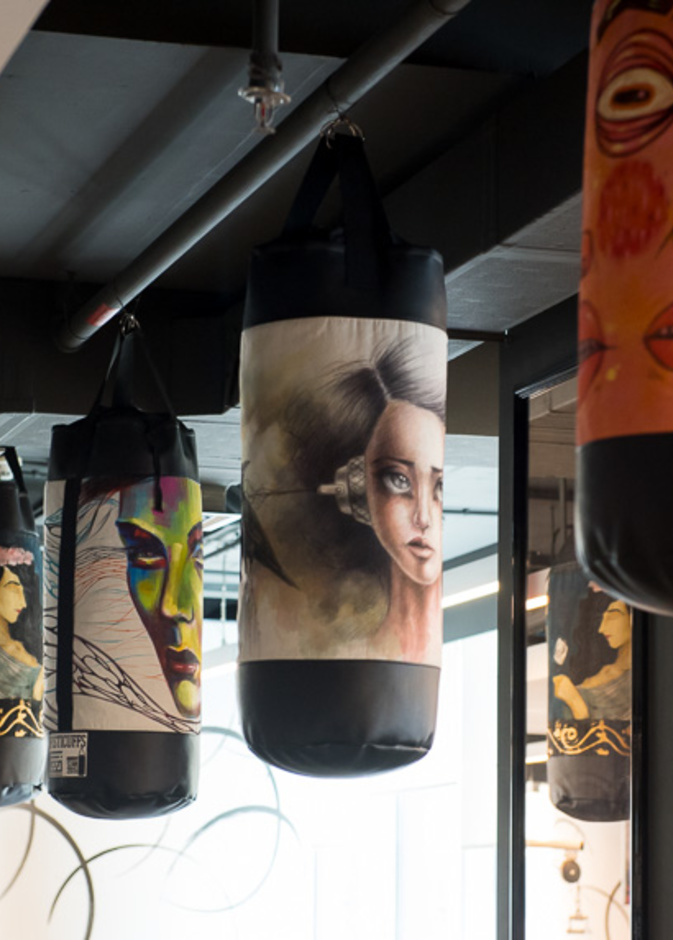 رسومات فنية على أكياس الملاكمة