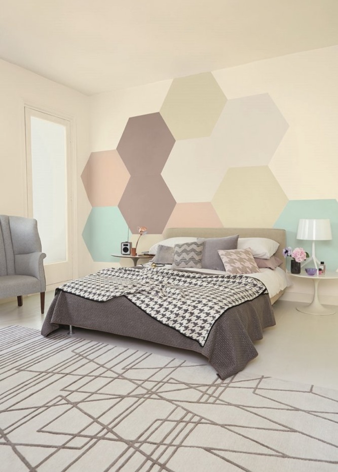 جدار غرفة النوم من القماش المنجد و المريح.