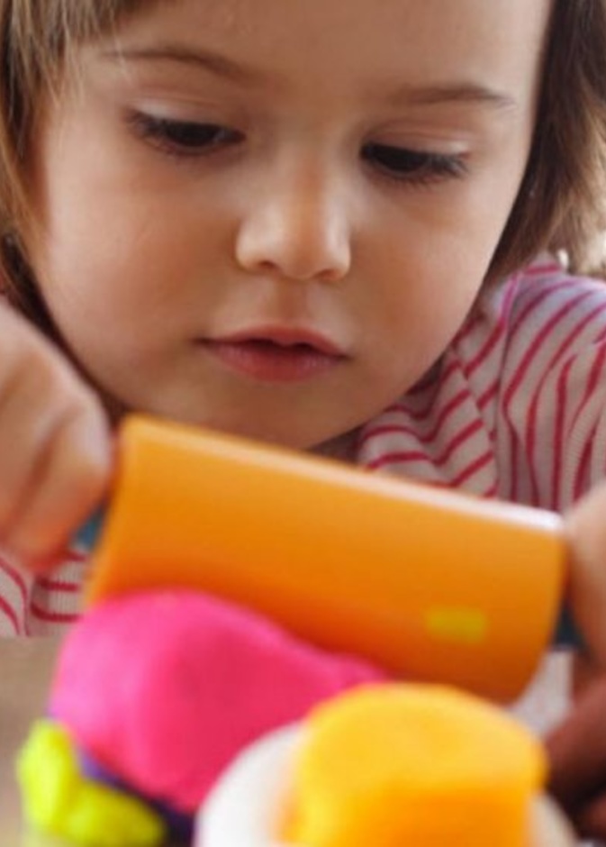 يساهم الصلصال على تركيز الطفل في نشاط واحد من البداية إلى النهاية