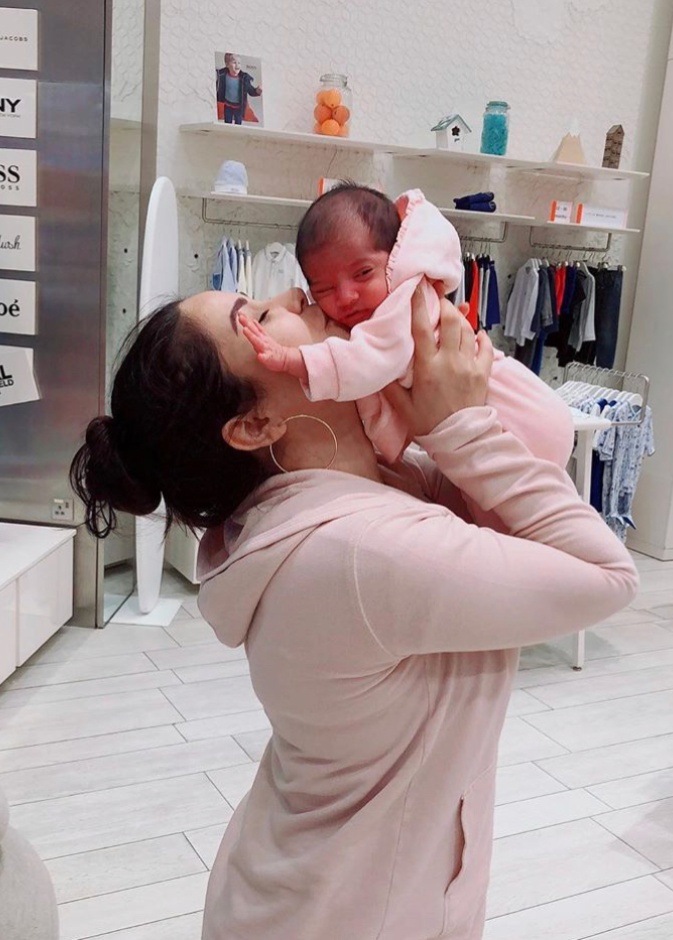 يا ترى من هو الرضيع الذي حظي بقبلة شيرين عبدالوهاب أثناء تواجدها في دبي مول اليوم؟