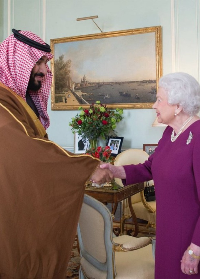 الملكة اليزابيث تستقبل الأمير محمد بن سلمان في قصر باكنغهام أمس