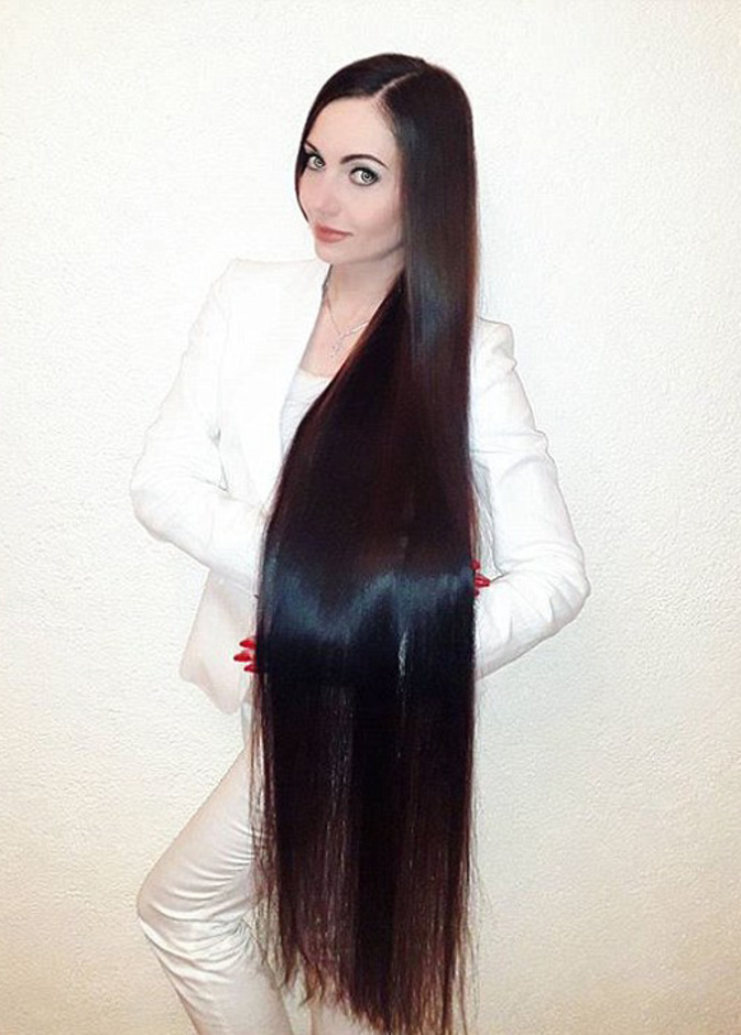 تعرف على قصة المرأة التي يصل طول شعرها متر ونصف