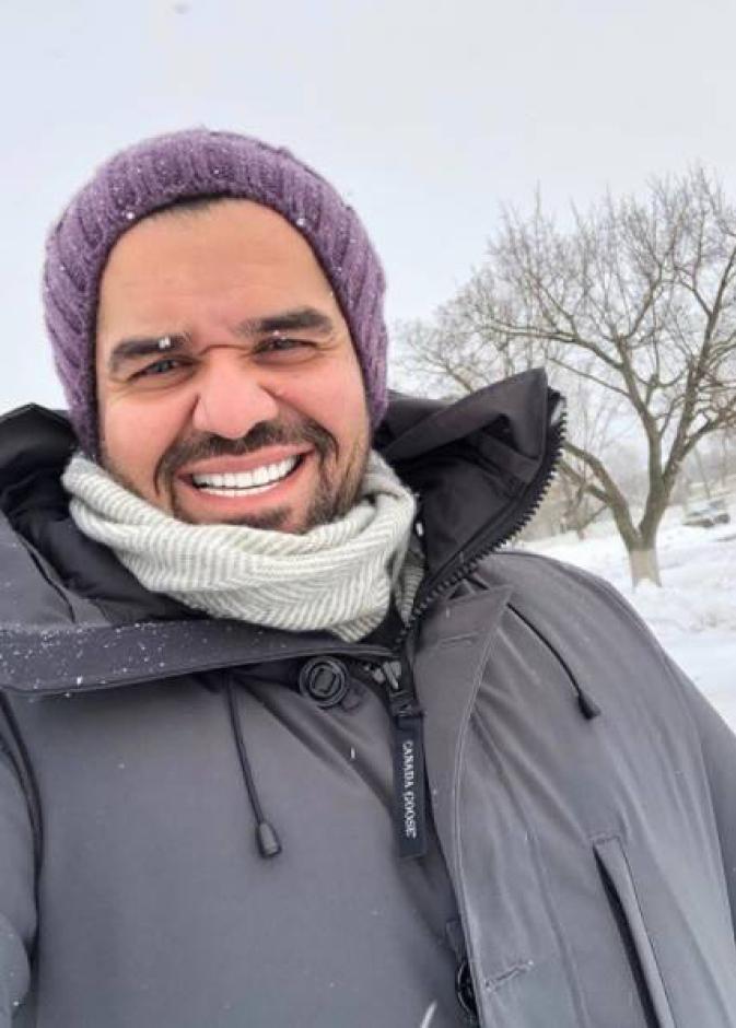 ابتسامة عريضة تعلو وجه حسين الجسمي وسط ثلوج موسكو