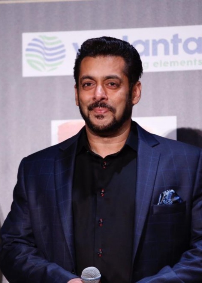 فريق عمل Race 3 يصل إلى أبوظبي