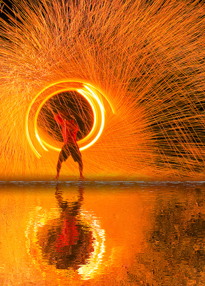 عروض الألعاب النارية والأضواء الخلابة في كلوب فيستا ماري دبي