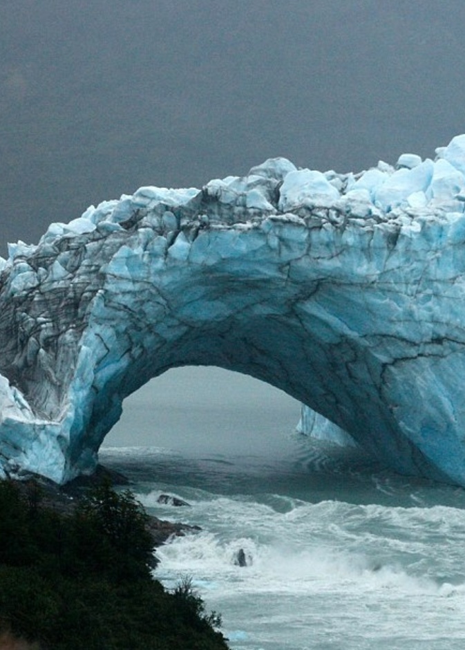 يتشكل نهر بيريتو مورينو الجليدي بشكل طبيعي