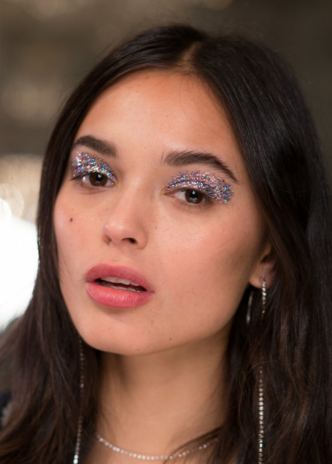 مكياج براق مع الظلال السوداء باسلوب Julien Macdonald