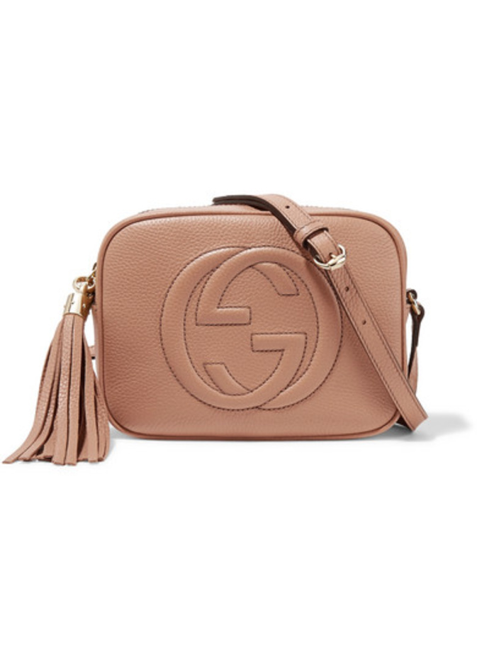 شنطة صغيرة باللون البني الفاتج من دار غوتشي Gucci