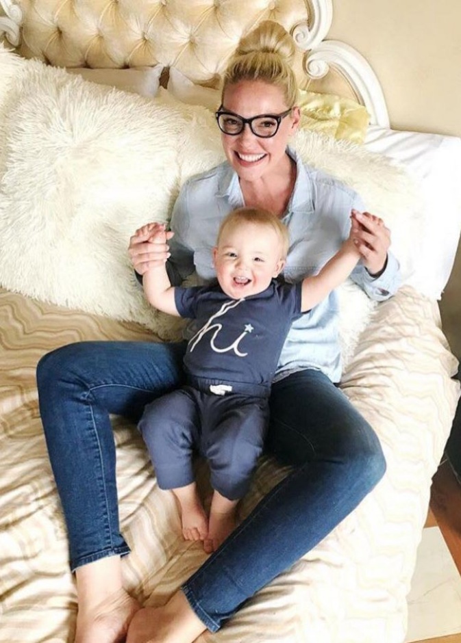 كاثرين هيغيل تنشر صورة ظريفة مع ابنها عبر حسابها على الانستقرام