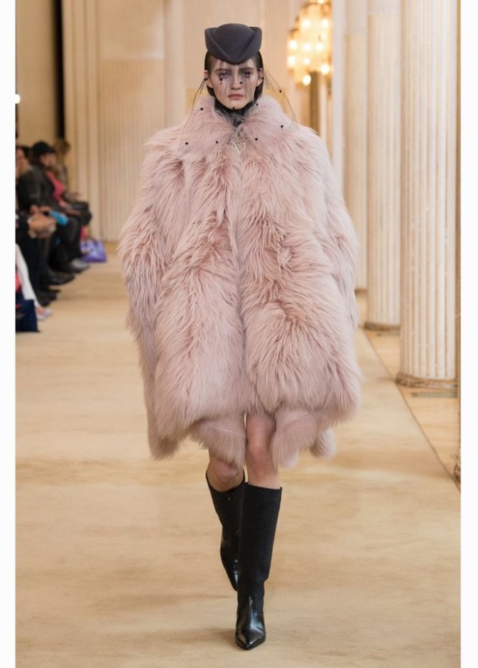  Nina Ricci معطف فرو باللون الزهري من