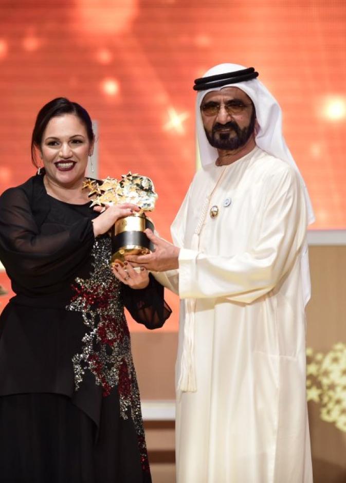 محمد بن راشد يكرم أفضل معلم في العالم